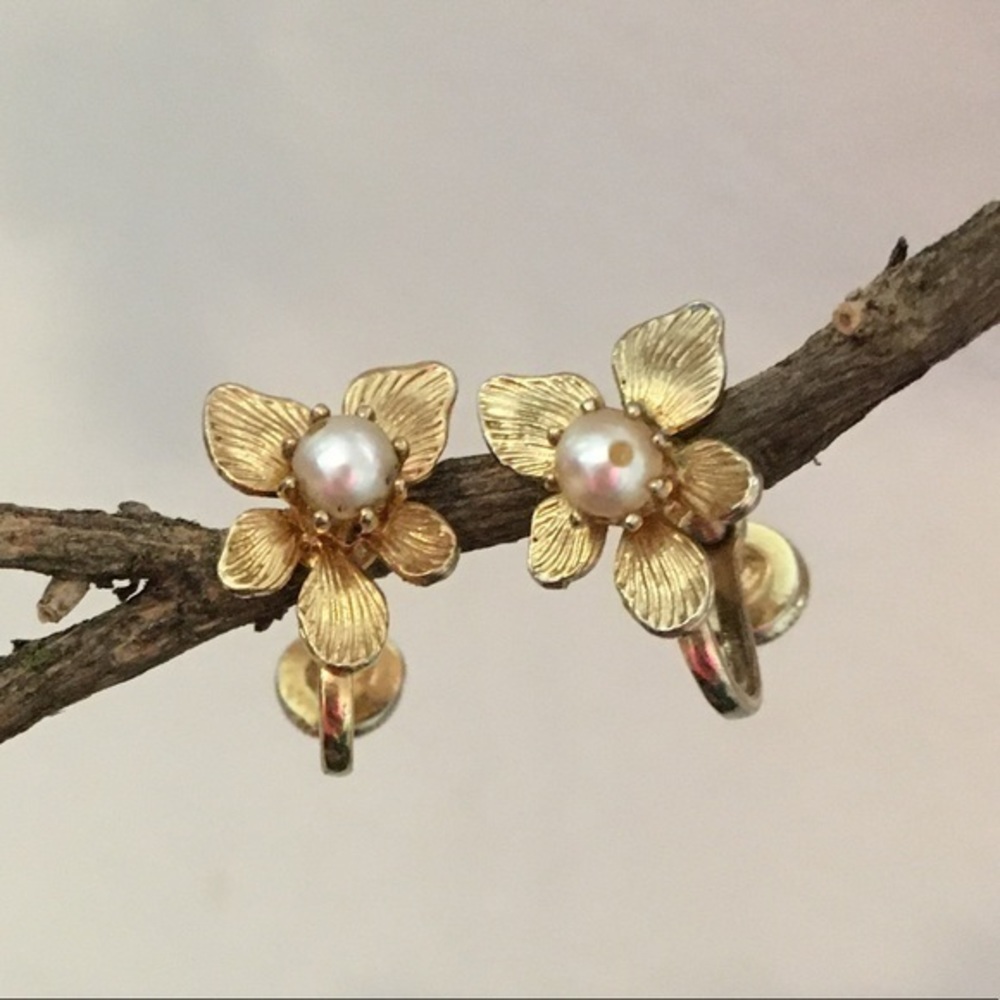 Vintage Screw Back Gold Tone Flower Center Pearl